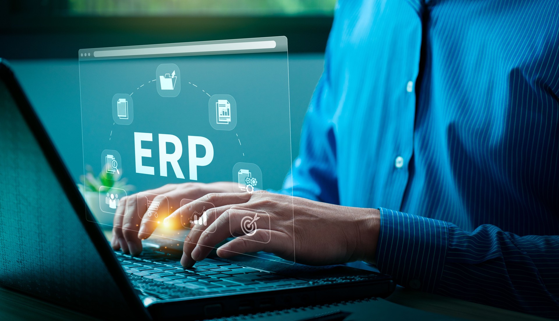 Hombre de negocios que utiliza el sistema de software ERP en la interfaz virtual, integrando procesos comerciales y soluciones de gestión de datos para un flujo de trabajo eficiente, icono de datos ERP para analizar la tecnología de marketing