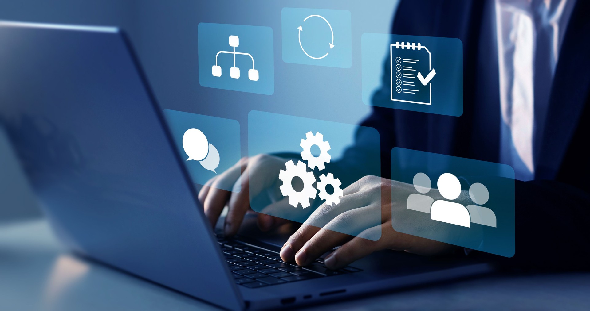 Empresario que trabaja en laptop para el desarrollo de tecnología. Desarrolle la eficiencia de los procesos comerciales con automatización y mejore la optimización de la tecnología.