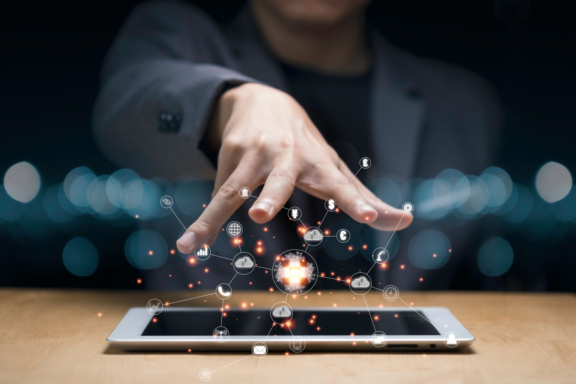 Mano de empresario crear inteligencia artificial para la transformación de la tecnología y el internet de las cosas en la tableta. La tecnología en la nube administrará el big data incluye estrategia de negocio, servicio al cliente.