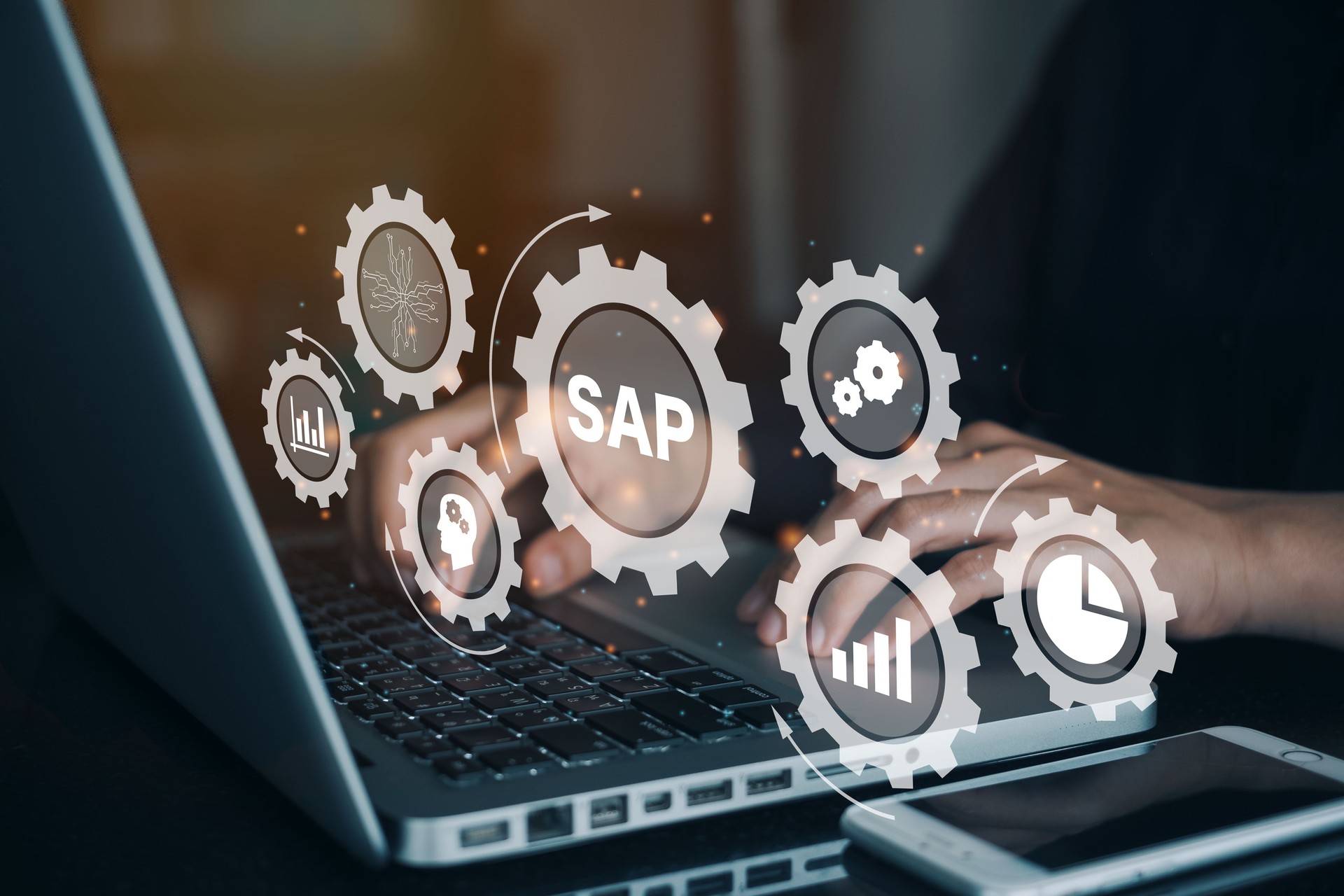 Persona que trabaja en la computadora con iconos de SAP - Software de automatización de procesos de negocio. Concepto de sistema de planificación de recursos empresariales ERP en pantalla virtual.